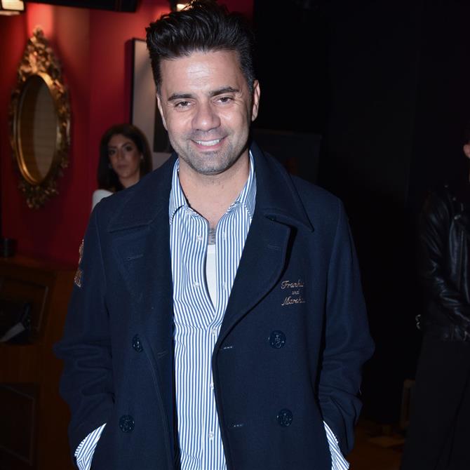 Θοδωρής Μαραντίνης: Η φωτογραφία του τραγουδιστή μέσα από τα δικαστήρια πριν ξεκινήσει η δίκη για συνεπιμέλεια

