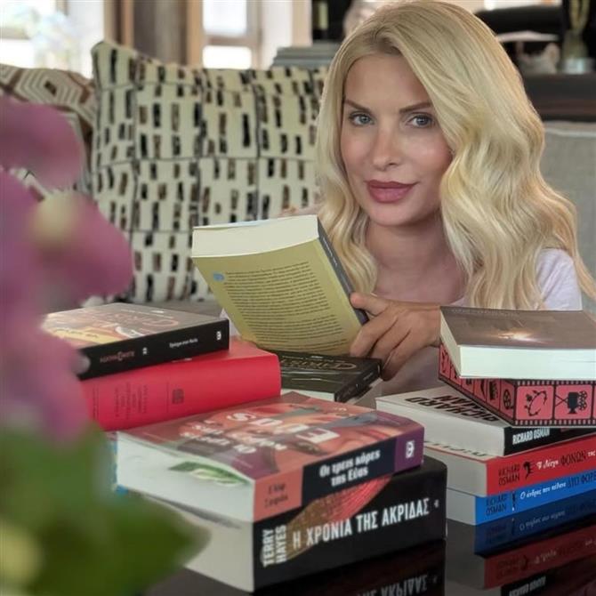 Ελένη Μενεγάκη: Έκανε δωρεά στη Δημοτική Βιβλιοθήκη Ελασσόνας