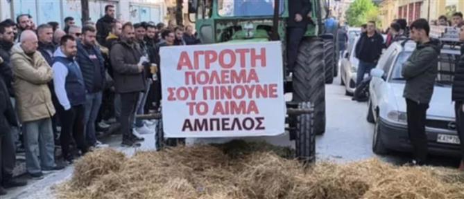 Ένταση στην Καρδίτσα: Αγρότες πέταξαν ζωοτροφές και σανό έξω από το γραφείο Τσιάρα (βίντεο)