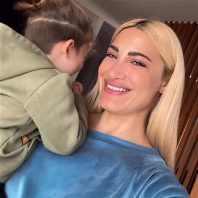 Ιωάννα Τούνη: Έτσι αντέδρασε ο γιος της όταν του είπε πως σήμερα γιορτάζει
