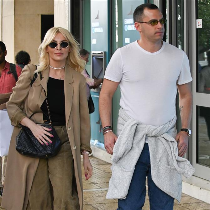 Κατερίνα Καινούργιου: Η έκπληξη του Παναγιώτη Κουτσουμπή και των φίλων της για τα γενέθλια της - Το τρυφερό φιλί του ζευγαριού