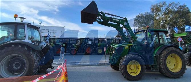 Μπλόκα αγροτών στο λιμάνι του Βόλου (βίντεο)