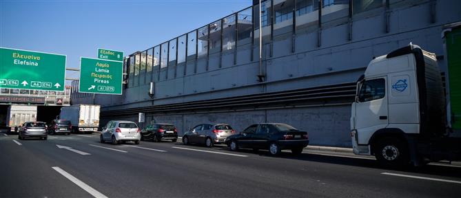 Οδηγός μηχανής παρέσυρε τροχονόμο στην Αττική Οδό (βίντεο)