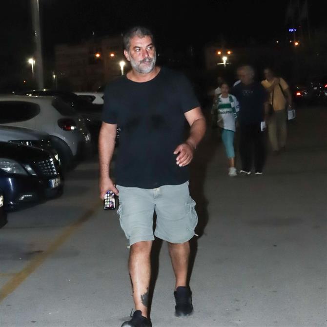 Βασίλης Μπισμπίκης: Οι φήμες περί κρίσης στη σχέση με τη Δέσποινα Βανδή, η συγκατοίκηση, το ζεϊμπέκικο και το πρόβλημα υγείας