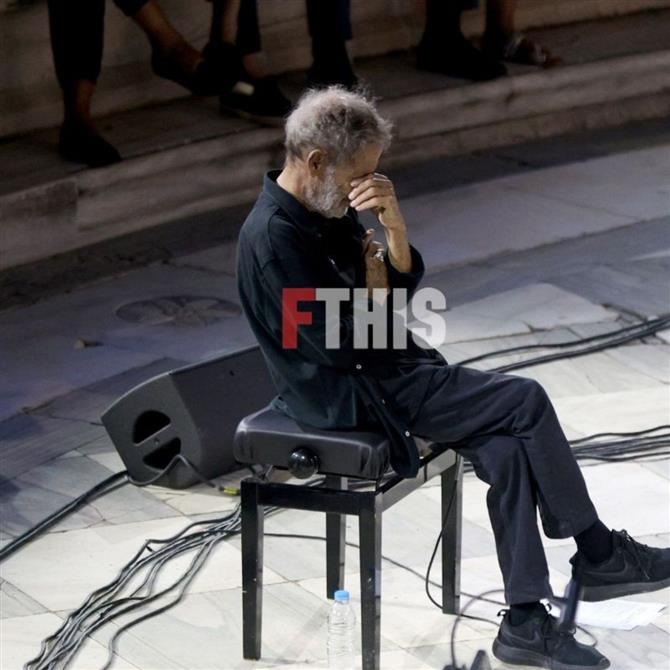 Σταύρος Ξαρχάκος: Αποθεώθηκε στο Ηρώδειο - Παρόντες Σακελλαροπούλου, Σαββόπουλος και πλήθος κόσμου (Photos)