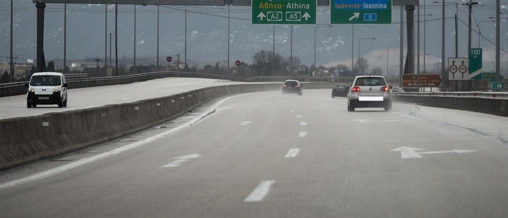 Ηλικιωμένος κινούνταν επί 10 χλμ. ανάποδα στην Εγνατία, προκάλεσε τροχαίο με τραυματισμό