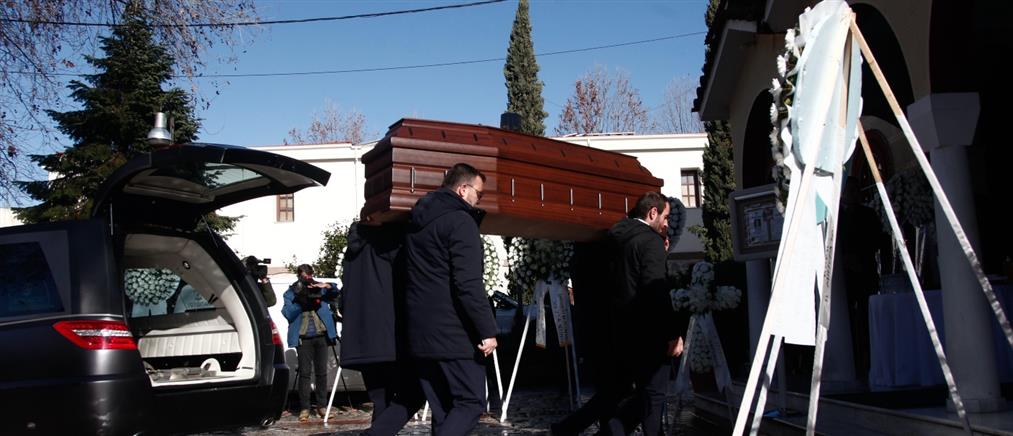 Τρίκαλα: "Βουβός" πόνος στην κηδεία της 44χρονης Ελένης Κατσάρα που έχασε τη ζωή της στη φονική έκρηξη