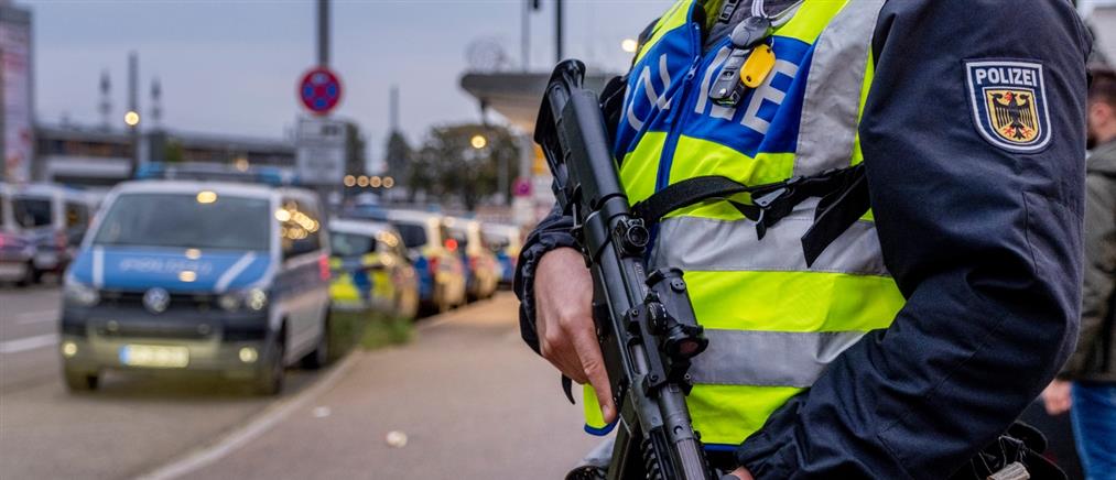 Σοκ στο Αμβούργο: Άνδρας άρπαξε γυναίκα και έπεσε μαζί της στις ράγες του μετρό