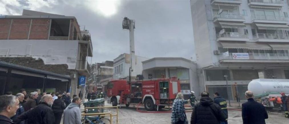 Αγρίνιο: Φωτιά σε κατάστημα στο κέντρο της πόλης - Φόβοι για επέκταση σε γειτονικά κτίρια