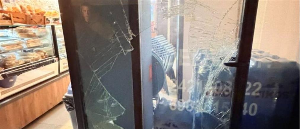 Βόλος: Διάρρηξη στην Κασσαβέτη - Ο δράστης έσπασε την τζαμαρία με βαριοπούλα